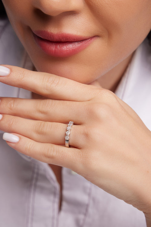 Galeri görünümünde 1 numaralı görseli yükle. BEŞ TAŞ PIRLANTA YÜZÜK