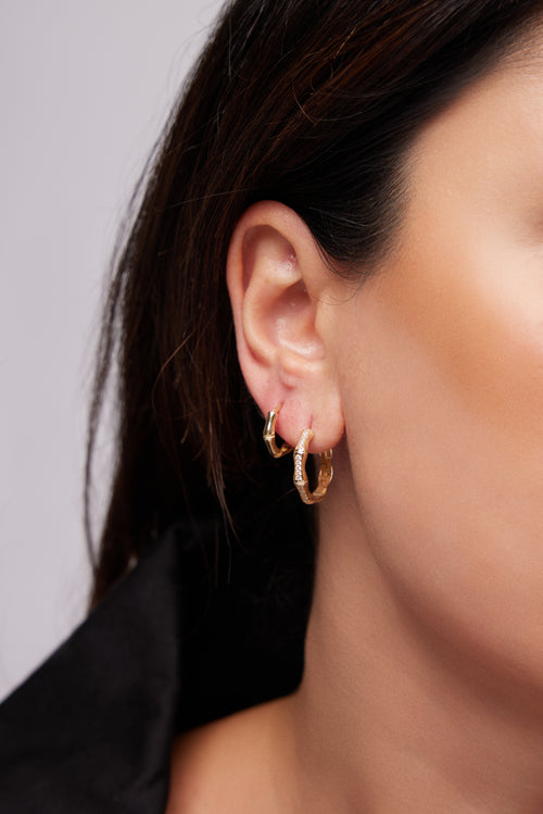 Galeri görünümünde 1 numaralı görseli yükle. ÇİFT TARAFLI KEMİK HALKA ALTIN KÜPE