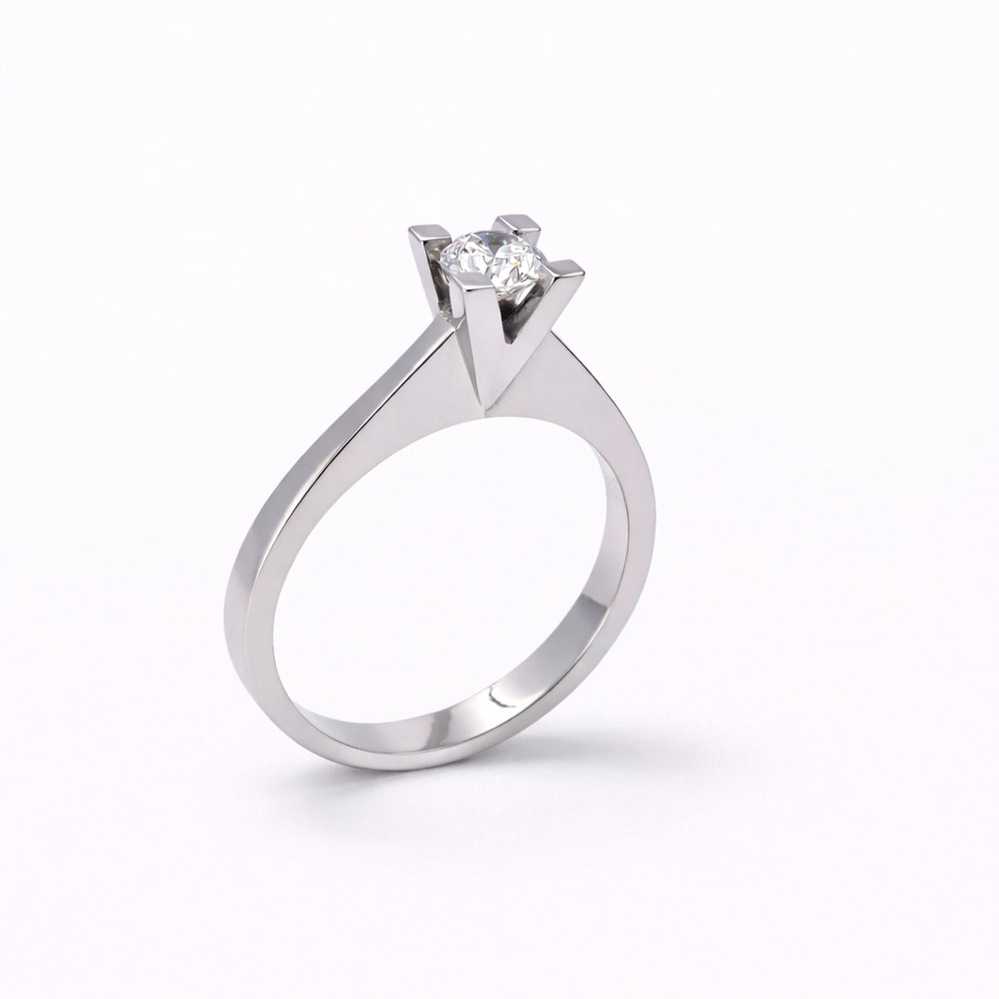 TEK TAŞ PIRLANTA YÜZÜK