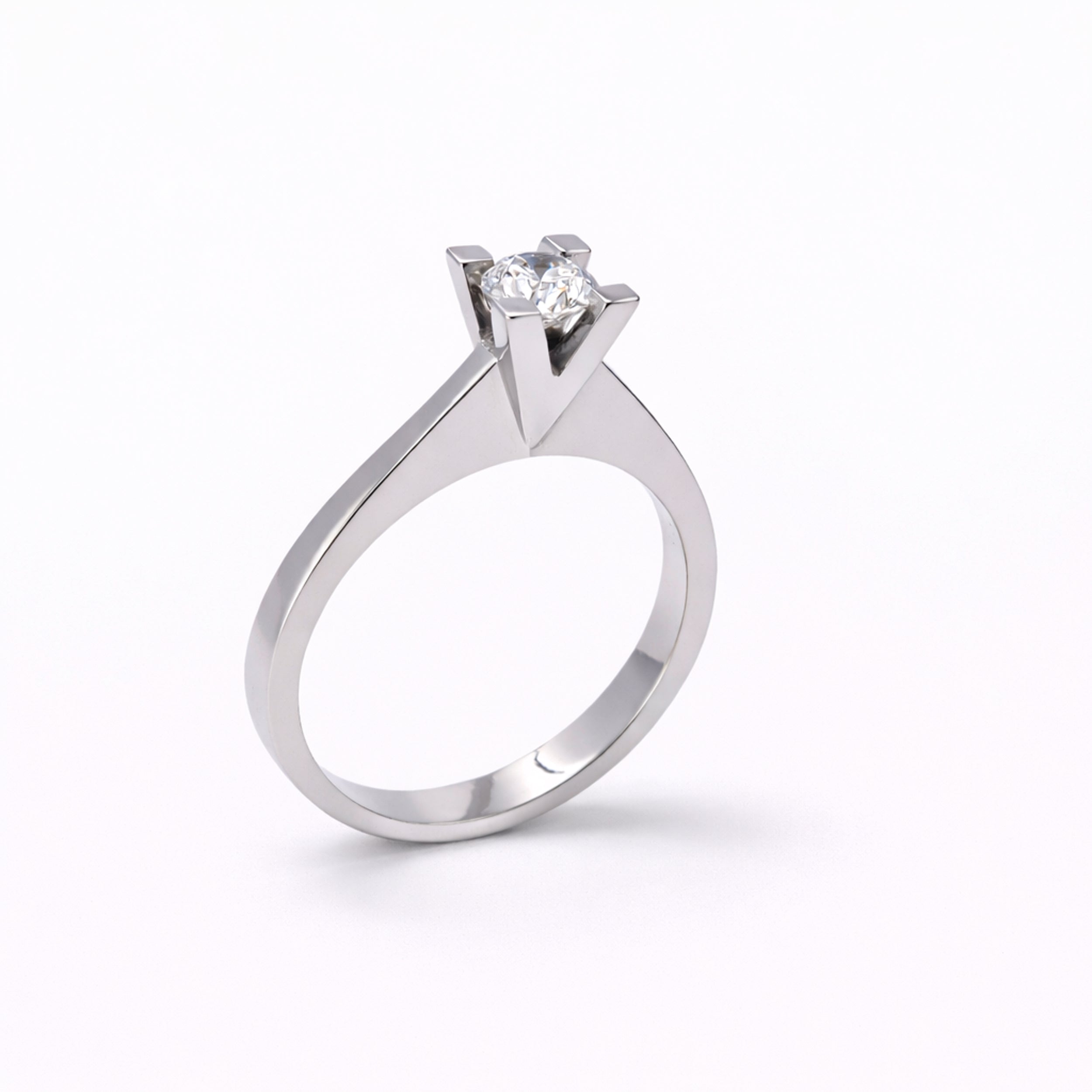 TEK TAŞ PIRLANTA YÜZÜK