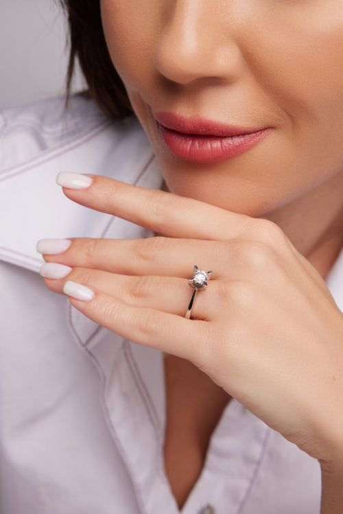 Galeri görünümünde 1 numaralı görseli yükle. TEK TAŞ PIRLANTA YÜZÜK