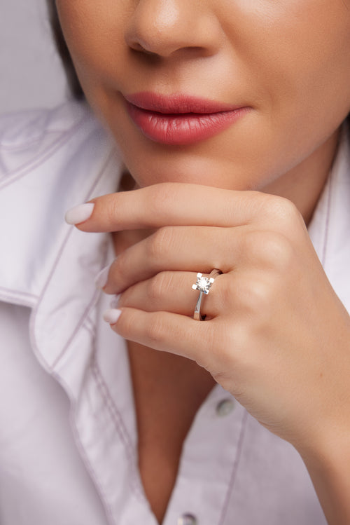 Galeri görünümünde 1 numaralı görseli yükle. TEK TAŞ PIRLANTA YÜZÜK